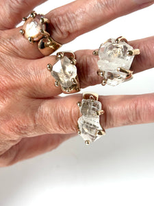 Corner Faden Quartz Ring