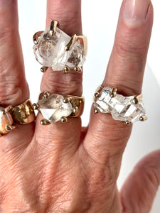 Corner Faden Quartz Ring