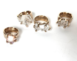 Corner Faden Quartz Ring
